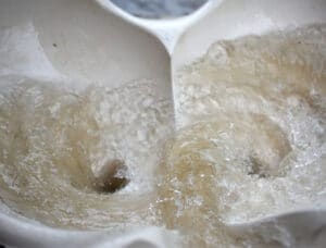 Illustration du tourbillon de l'eau dans une vasque