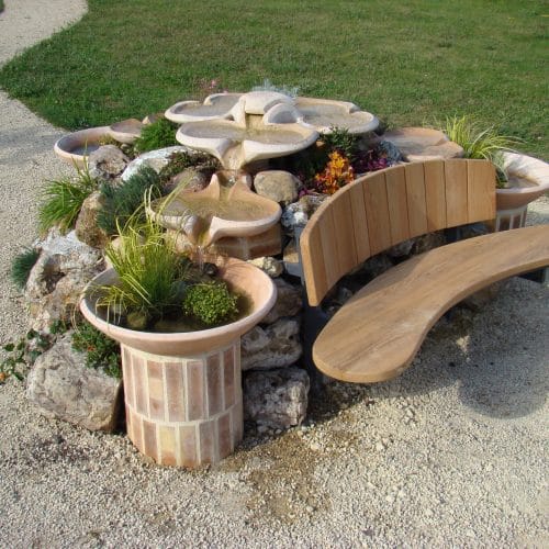 Un banc décoré par la fontaine trilobée constituée de 3 Vasques Vives de l'atelier Aïga Terra.