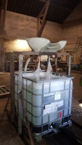 Dynamisation de l'eau par la Vasque Vive Vortex avec ses cônes en cuivre sur une cuve IBC de 1000L.