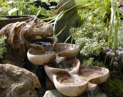 Fontaine en pierre reconstituée composée de 2 Vasques de l'Atelier des Vasques Vives.
