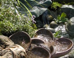 Fontaine d'eau représentée par une cascade d'eau s'écoulant dans 2 Vasques Vives Helena 400.