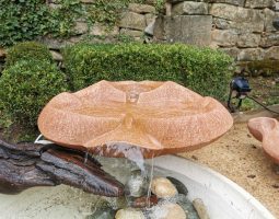 Photo en premier plan d'une Vasque Vive avec lame d'eau.