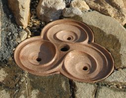 Gros plan sur la fontaine Triskell de chez Aïga Terra située dans une piscine biologique en Bretagne.